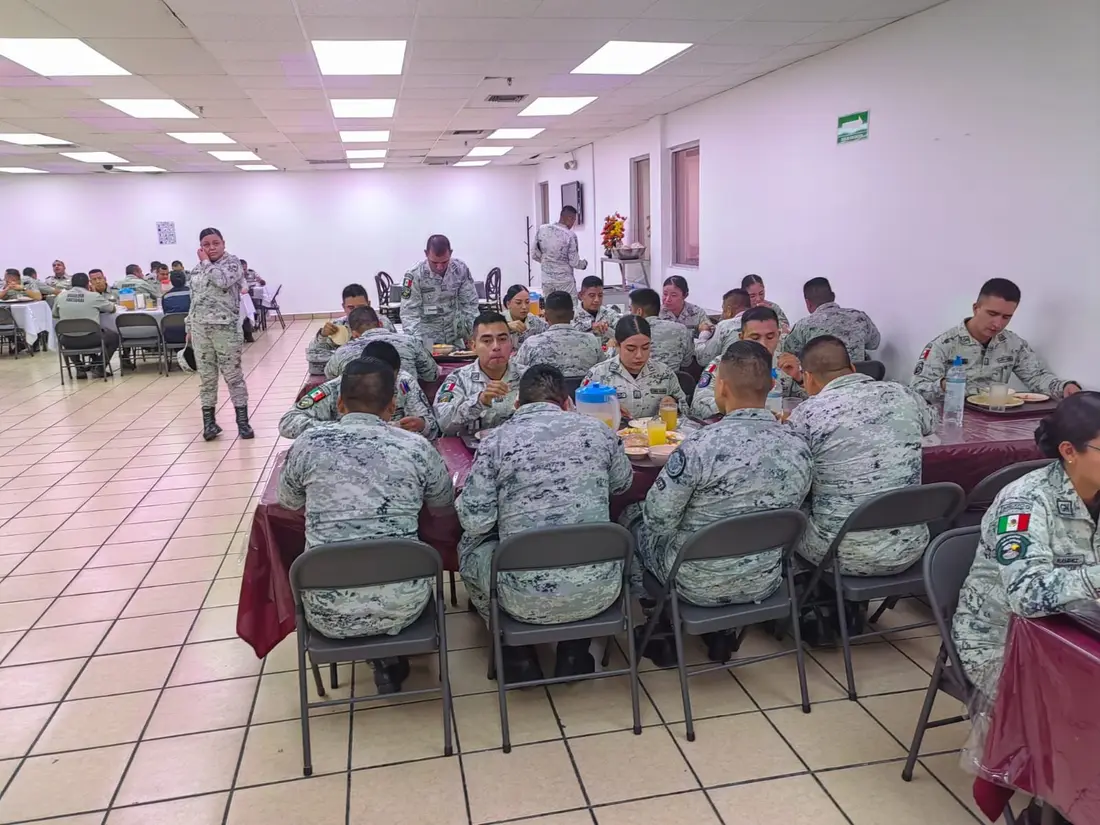 Comedor institucional lleno durante el servicio de alimentos