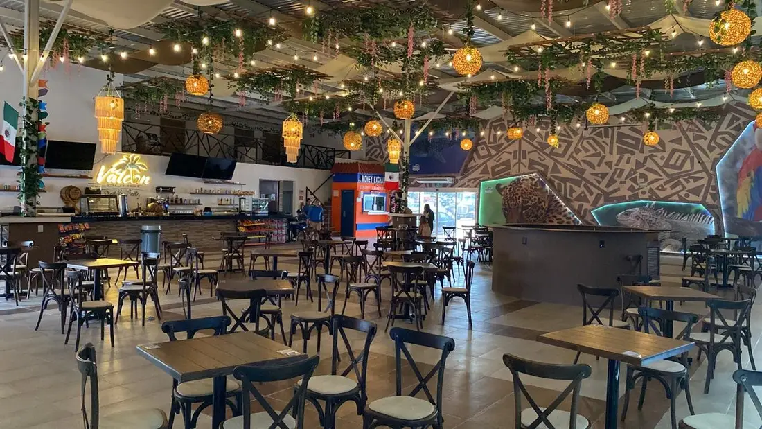 Comedor con ambientación temática y mobiliario montado