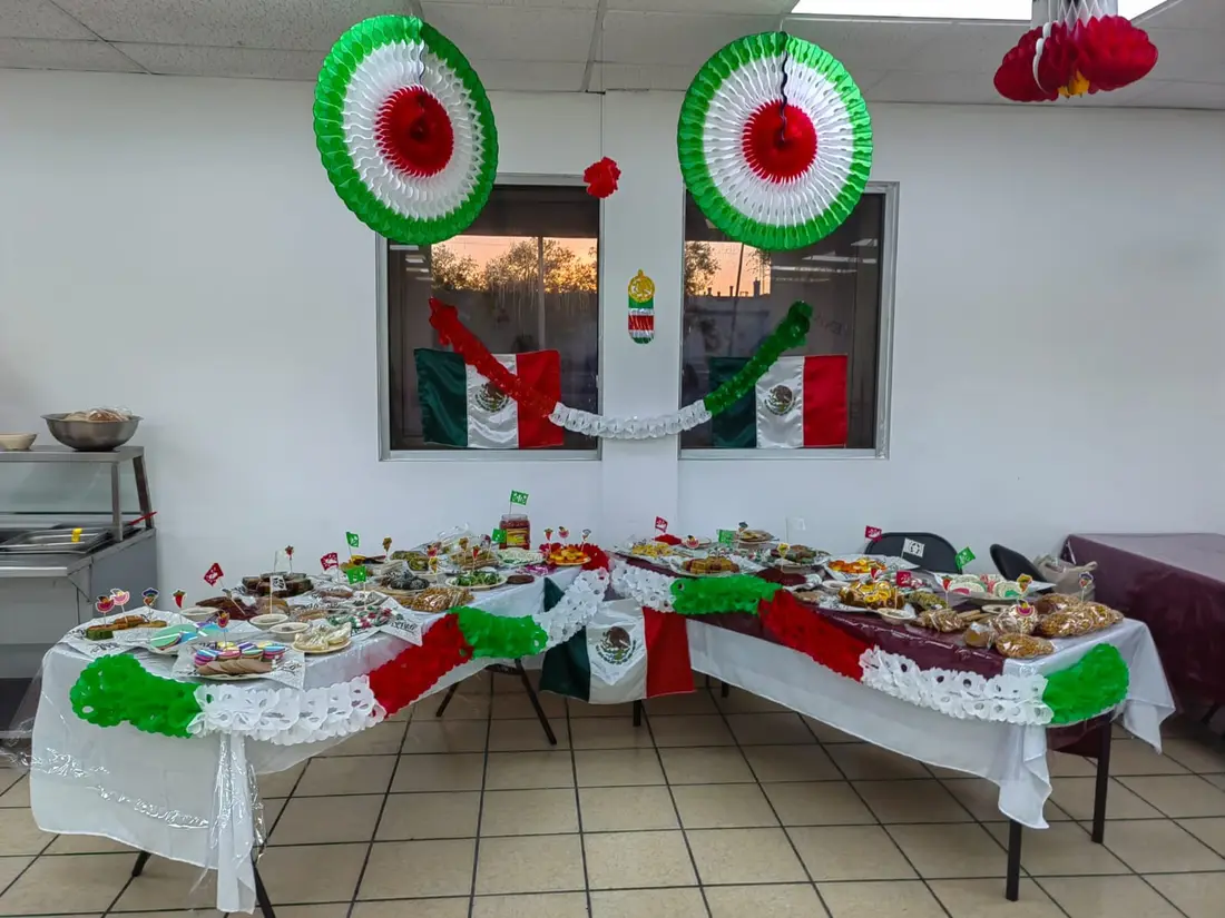 Montaje de buffet con decoración mexicana para fiestas patrias
