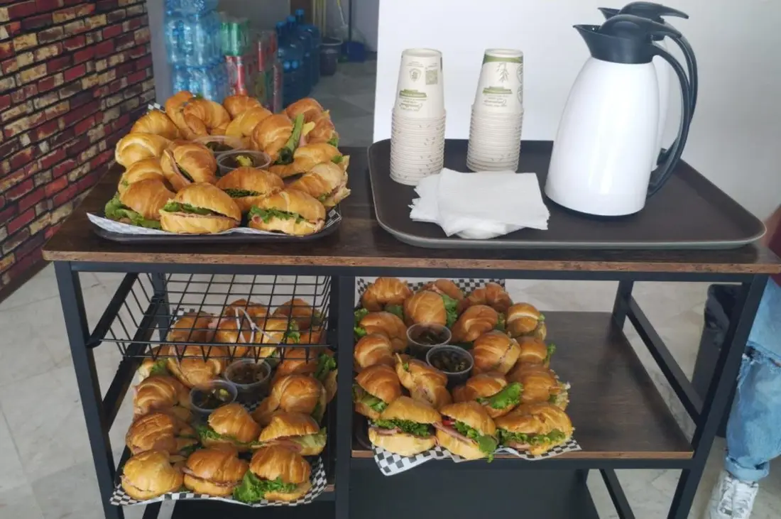 Coffee break montado con panes, sándwiches y café