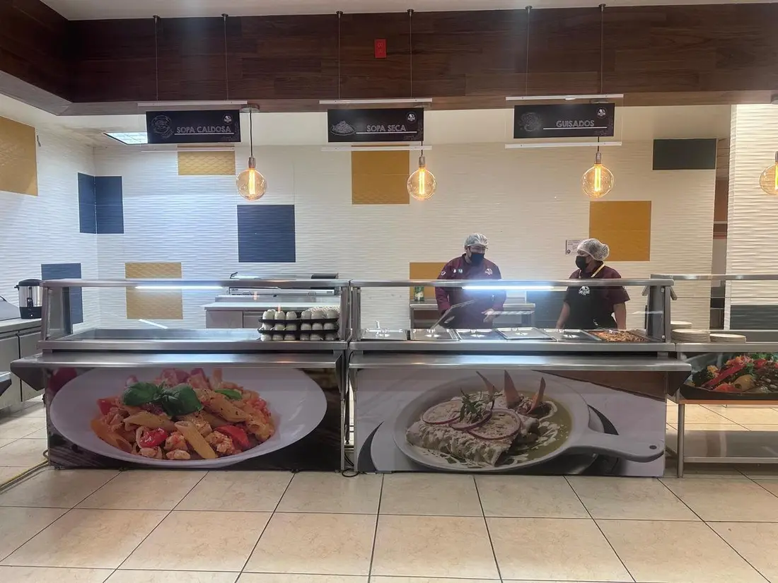 Línea de servicio de alimentos lista para los comensales