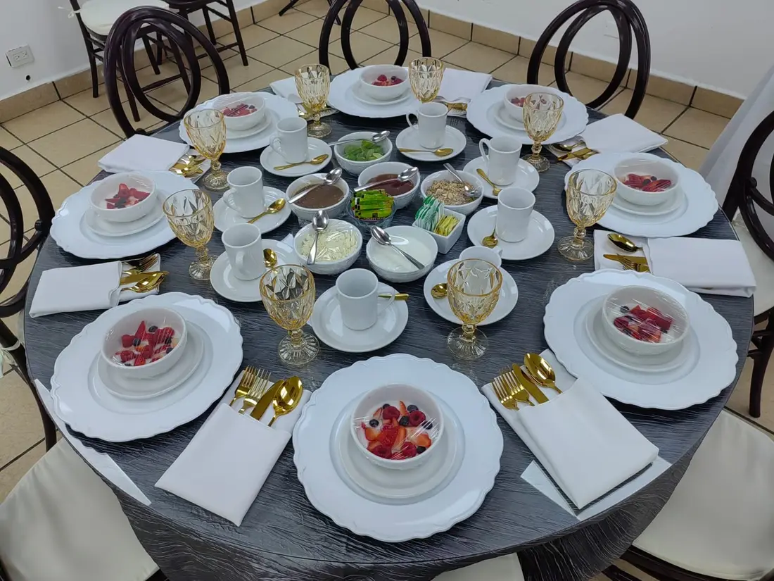 Mesa redonda montada con desayuno y postres para un evento