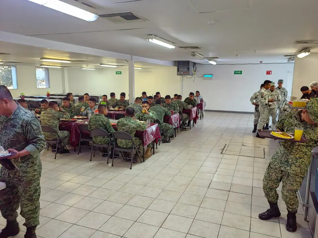 Comedor institucional en plena operación con comensales