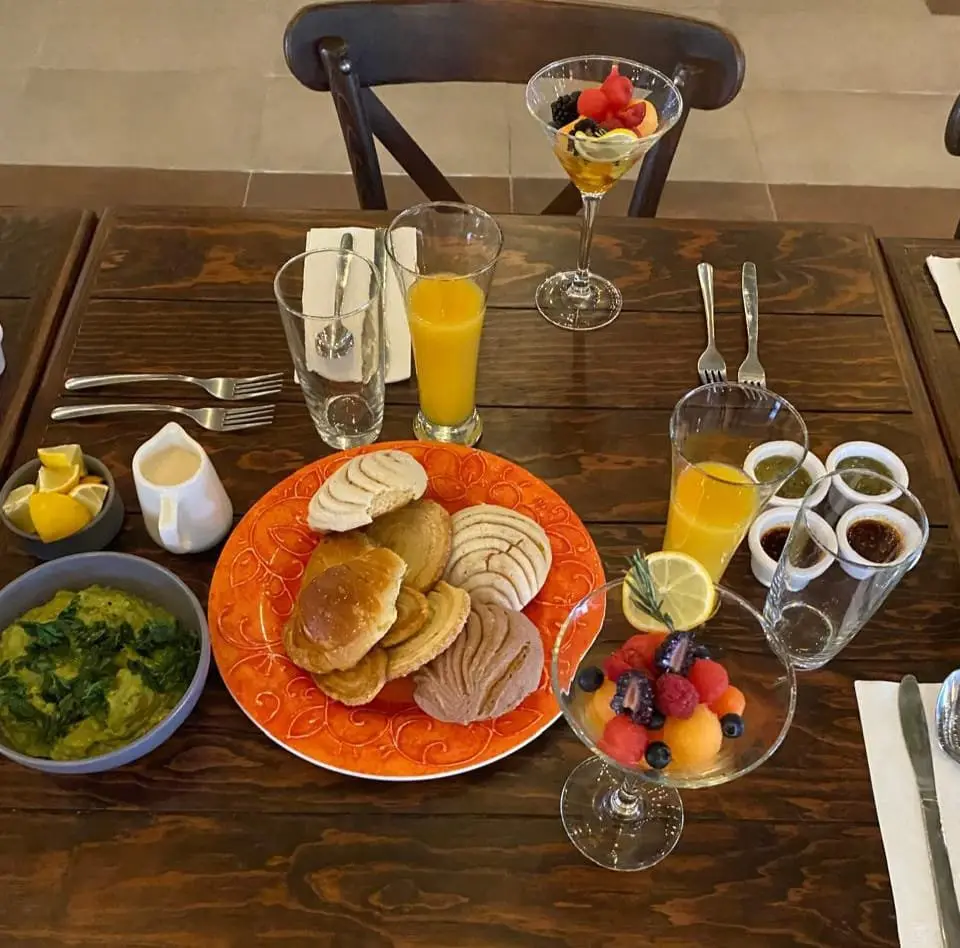 Desayuno mexicano completo servido en el comedor