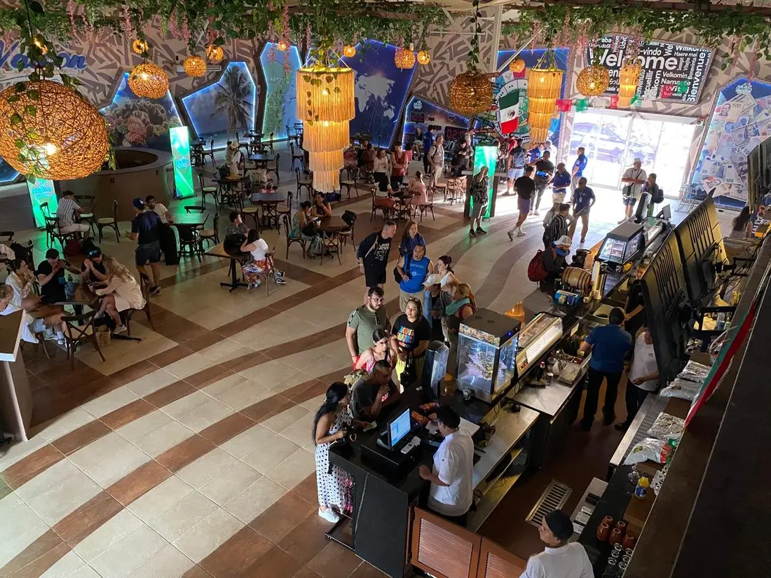 Área de comedor tipo food court con varias estaciones
