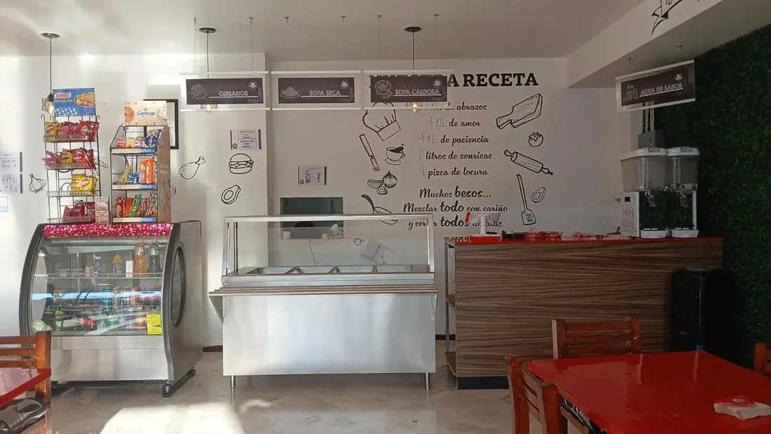 Cafetería con barra de servicio y vitrina de alimentos