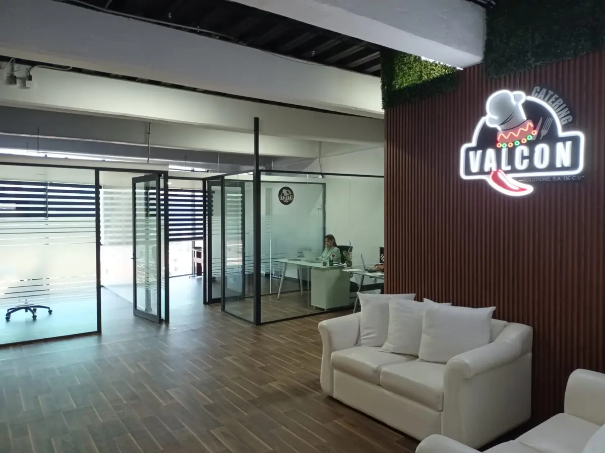 Recepción de las instalaciones de Valcon Solutions con el logotipo iluminado
