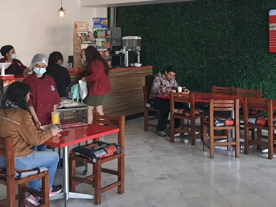 Cafetería operada por Valcon Solutions con comensales en las mesas