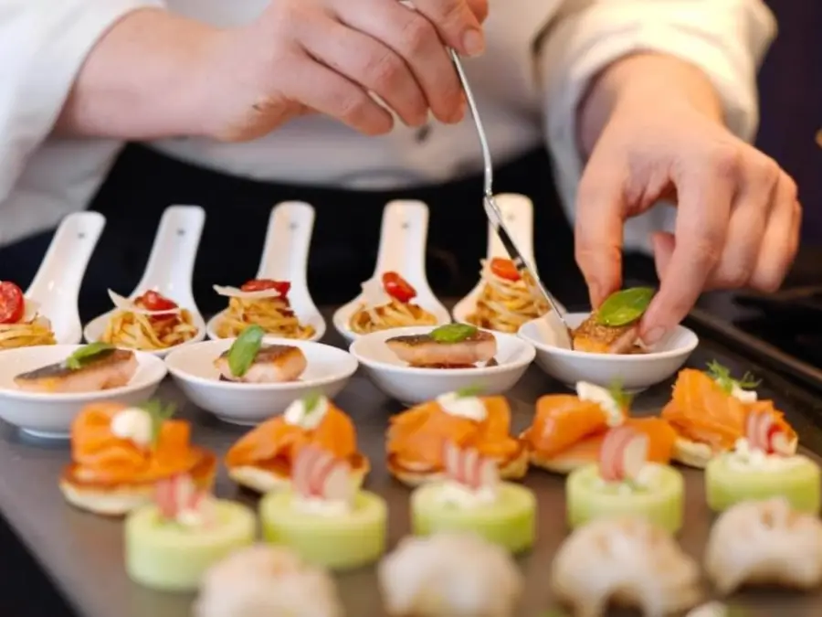 Canapés emplatados para un servicio de catering
