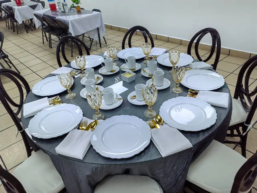 Mesa montada para un servicio de comedor ejecutivo