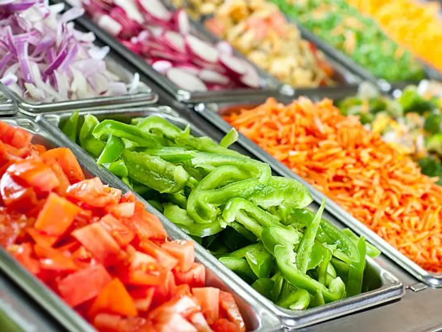 Barra de ensaladas y verduras frescas listas para servirse