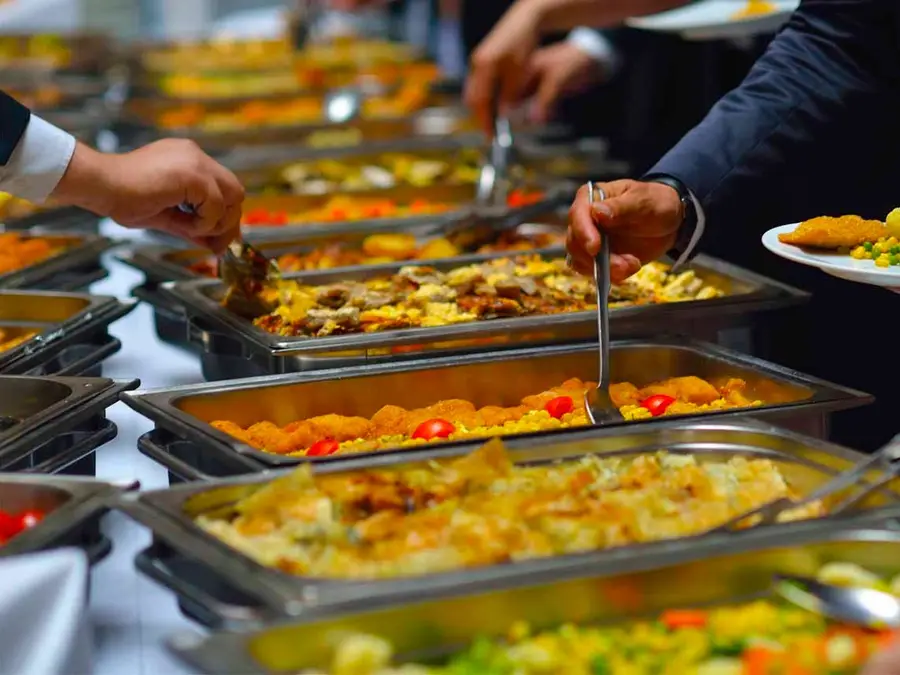 Línea de comida caliente lista para el servicio