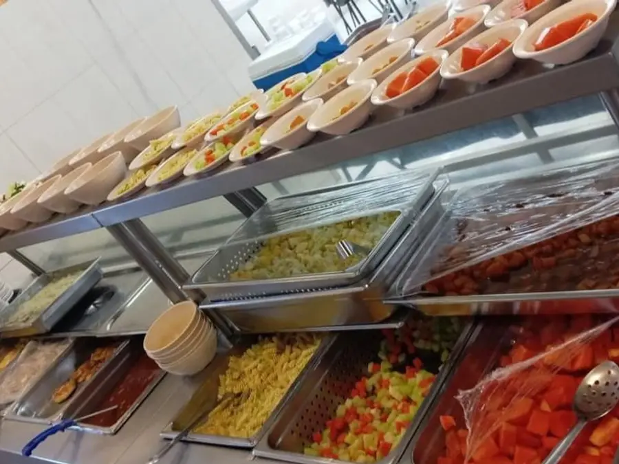 Línea de servicio de un comedor industrial con guisados y guarniciones