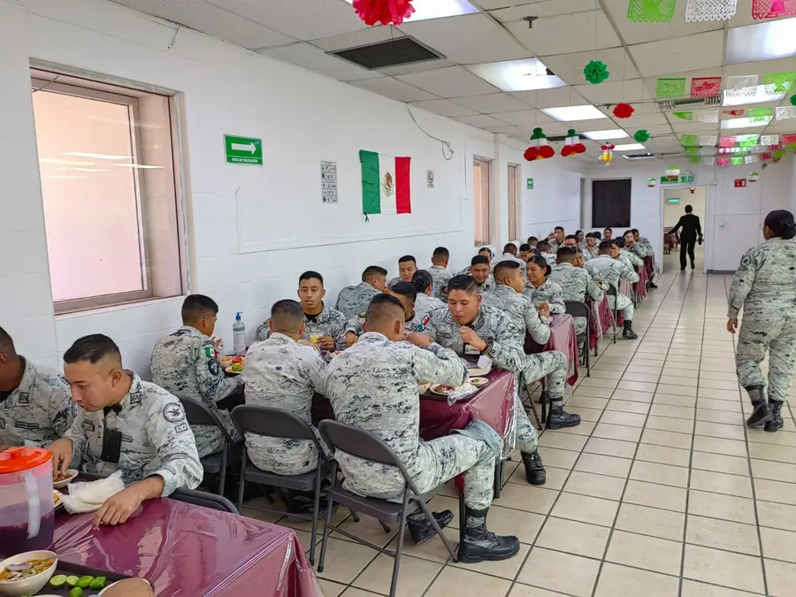 Comensales en un comedor institucional operado por Valcon Solutions
